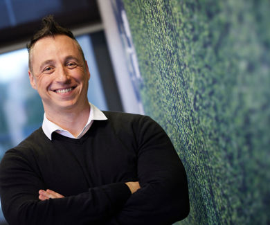 Man die tegen een muur leunt