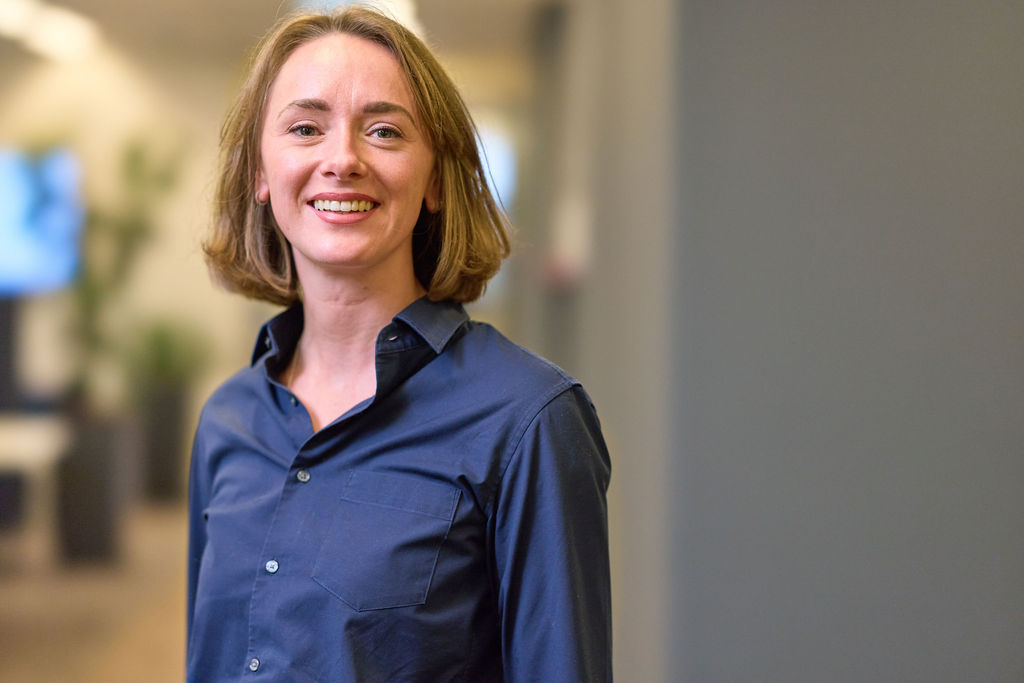 Jonge vrouw in kantoor