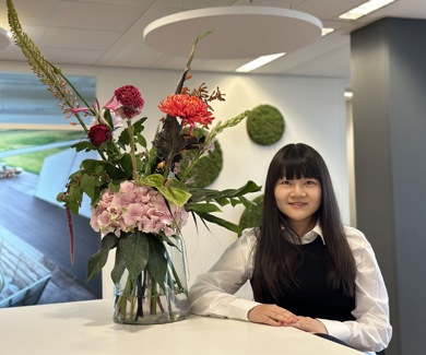 Vrouw bij bureau